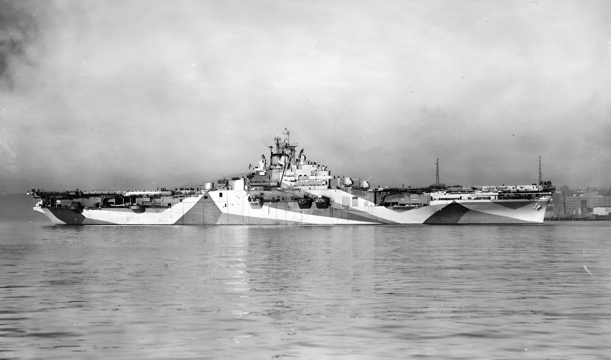 USS Yorktown (CV-10) trong kiểu ngụy trang phá hình Measure 33/10A mà con tàu mang trong phần lớn năm 1944, được chụp tại Puget Sound, bang Washington, vào đầu tháng 10 năm đó. Vừa hoàn tất đợt đại tu kéo dài hai tháng, con tàu đang hành trình về phía nam tới Căn cứ Không lực Hải quân Alameda (NAS Alameda), California, để tiếp nhận Không đoàn tàu sân bay số 3. Đến thời điểm CV-10 tham gia trận đánh đánh chìm Yamato vào ngày 7 tháng 4 năm 1945,con tàu đang mang theo Không đoàn tàu sân bay số 9. (US Navy)