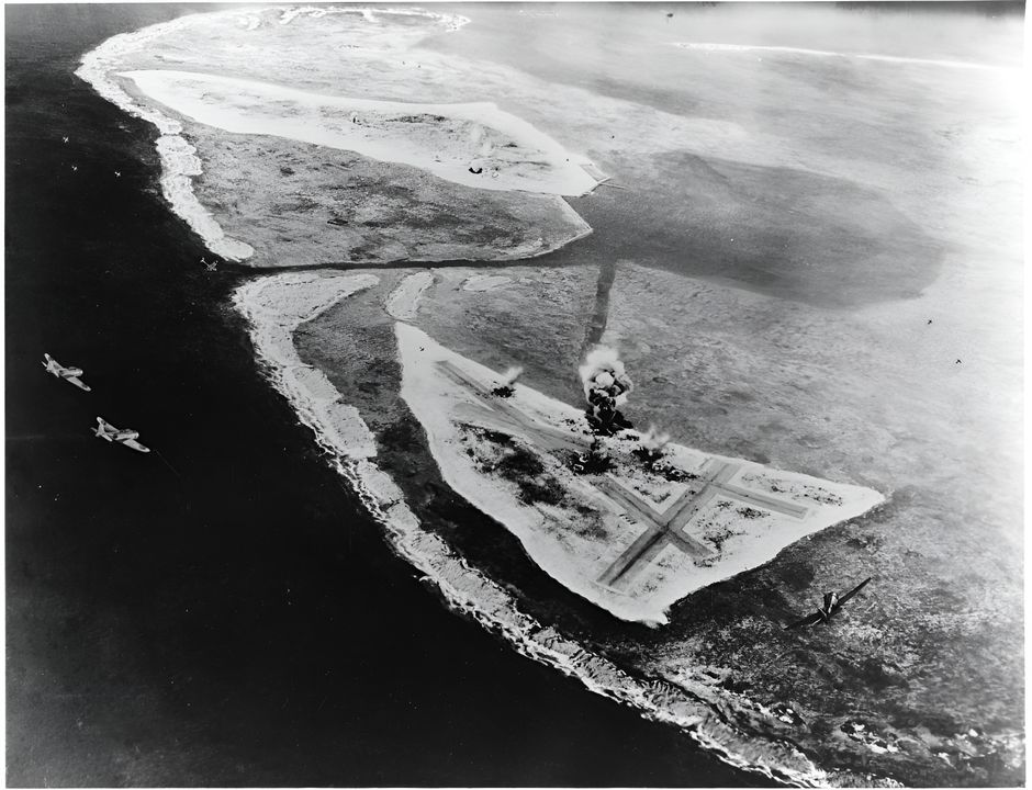 Mô hình toàn cảnh này của Norman Bel Geddes mô tả cuộc không kích của tàu sân bay Nhật Bản vào Midway vào sáng ngày 4 tháng 6 năm 1942. Hai máy bay tiêm kích Zero trên tàu sân bay ở bên trái. Sân bay ở Đảo Eastern đang bị tấn công ở phía dưới trung tâm. Đảo Sand nằm ở phía trên bên trái trung tâm, với các vết đạn bắn có thể nhìn thấy gần nhà chứa thủy phi cơ.