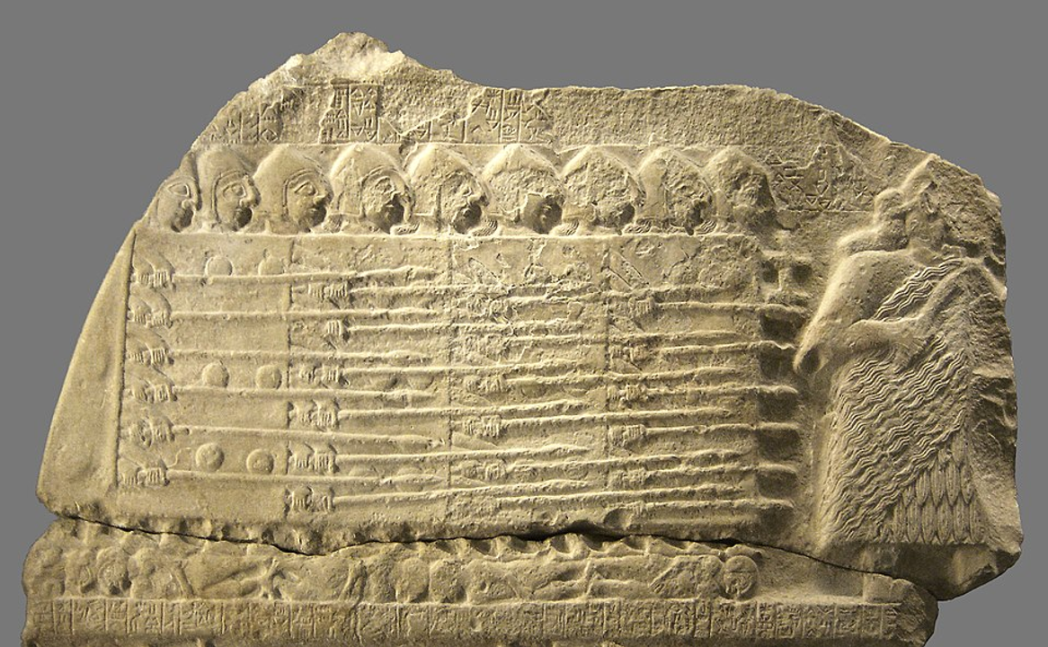 Một trong bảy mảnh vỡ của Bia Kền Kền (<a href="https://en.wikipedia.org/wiki/Stele_of_the_Vultures">Stele of Vultures</a>) của người Lưỡng Hà, một trong những chứng tích sớm nhất về chiến tranh được ghi lại. Tấm bia ca tụng chiến thắng của Ennatum và thành bang Lagash của ông trước thành bang láng giềng là Umma.