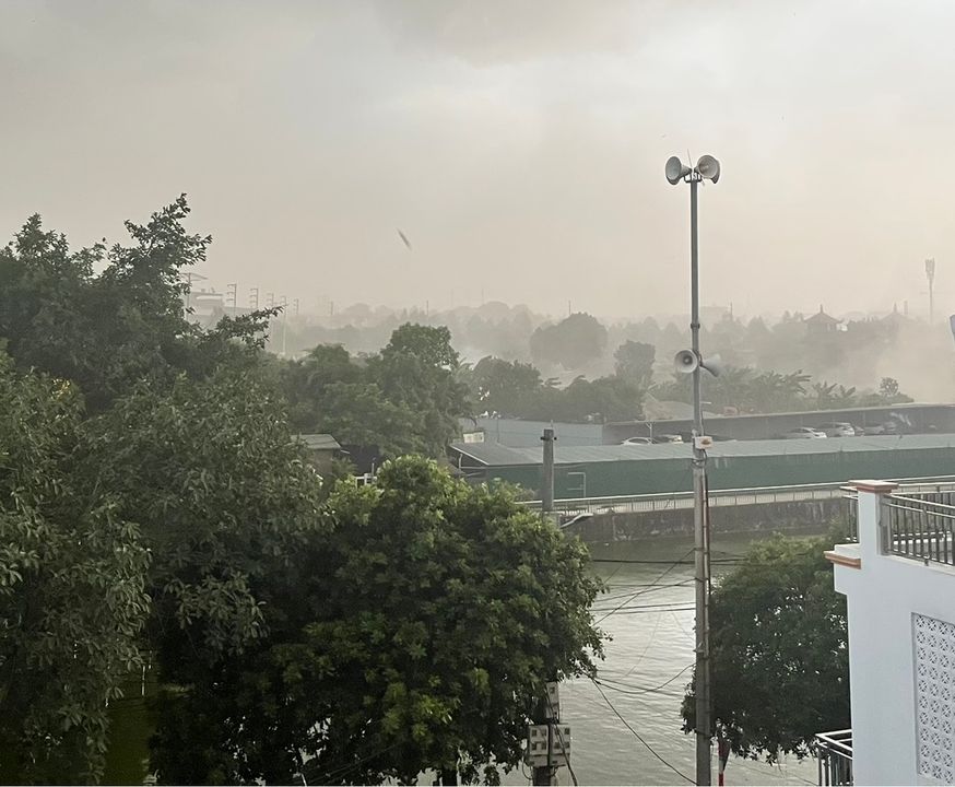 Khi bão chuẩn bị tới (lúc này chưa mưa). Bụi mù mịt