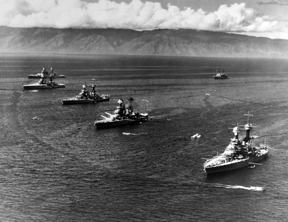 Bức ảnh này được chụp vào những năm 1930 ngoài khơi đảo Maui thuộc quần đảo Hawaii, trong giai đoạn mà thiết giáp hạm vẫn còn là lực lượng nòng cốt của Hạm đội Thái Bình Dương của Mỹ. Từ phải sang trái, có thể thấy một tàu lớp Tennessee, hai tàu lớp Colorado, một tàu lớp Tennessee còn lại, và một thiết giáp hạm thuộc lớp Pennsylvania hoặc Nevada.