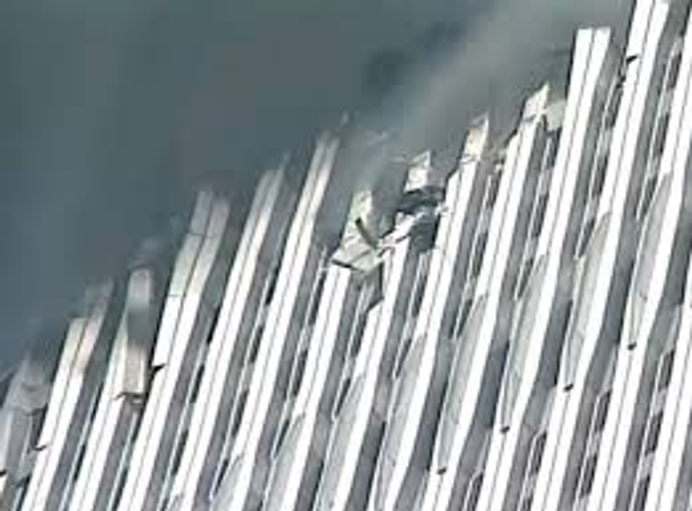 Một người đàn ông cố gắng trèo xuống khỏi Tháp Nam. Từ đoạn băng của<i> Jack Talierco</i>.