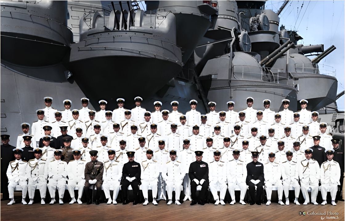Chuyến thăm của hoàng gia đến Musashi neo đậu tại Yokosuka. Ngồi ở giữa là Nhật hoàng Hirohito cùng em trai là Hoàng tử Takamatsu và Đô đốc Koga vào ngày 24 tháng 3 năm 1943.