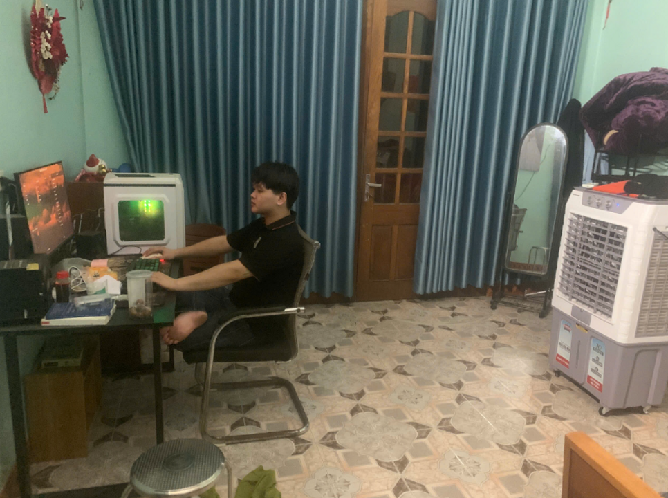 Tôi ngồi chơi trên PC của anh Lập béo.