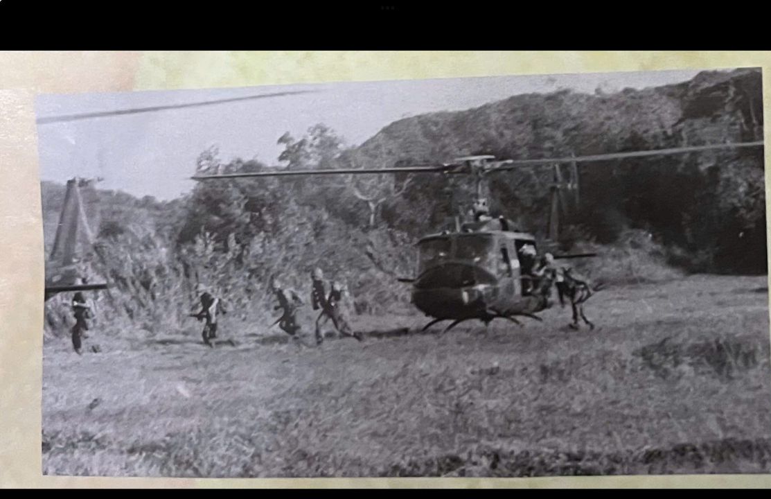 Trực thăng UM-10 chờ binh sĩ Tiểu đoàn 1. Trung doan 7. Su doan Ky bình không vận số 1 của Mỹ đồ bộ xuống bài X-Ray (thung lũng La Drang) thong 11-1985 (Anh Đào Quân đội Nhân dân Bảo tàng tỉnh Gia Lai )