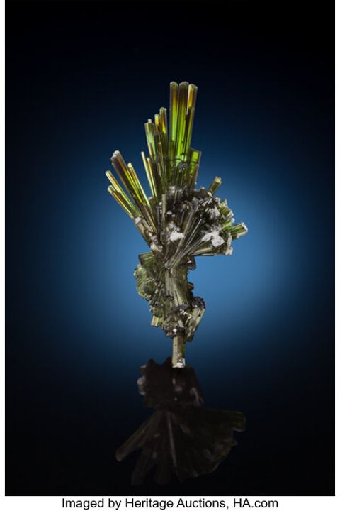 Mỏ TourmalineCruzeiro, São José da Safira, Minas Gerais, Brazil.1,8 x 3,5 x 1,4 inch (4,5 x 9 x 3,5 cm)Từ Bộ sưu tập Gerhard Wagner