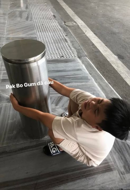 Bạn Cường ăn vạ trên sân bay.