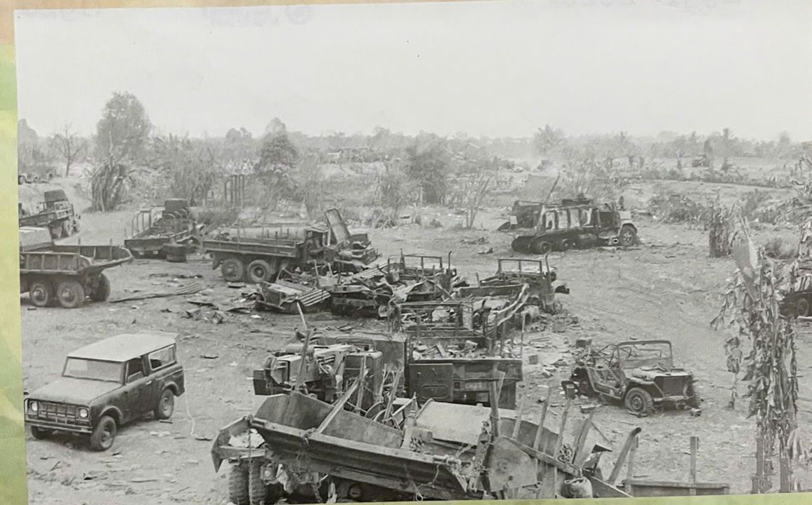 Hàng trăm xe quân sự của Quân đoàn 2 nguy trên đường rút chạy khỏi Tây nguyên bị quân ta chân đành và phá huy trên dương số 7 từ Cheo Reo di Phu Bồn. (Ảnh: TTXVN)
