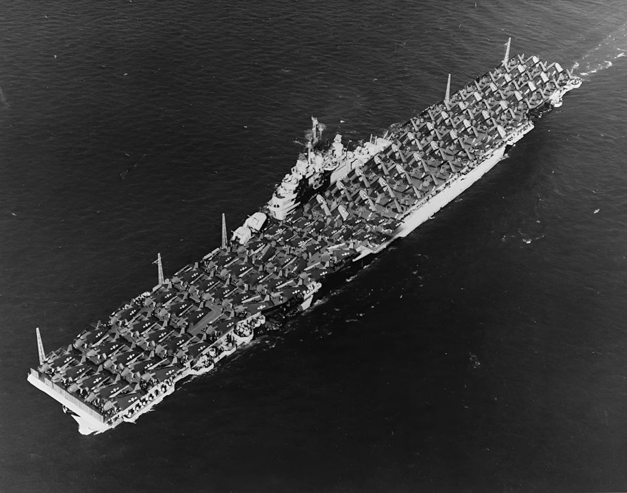 USS Essex (CV-9) đang di chuyển trên biển vào ngày 14 tháng 5 năm 1944. Còn tàu lúc này đang chở ít nhất 36 máy bay TBF, 14 máy bay F6F và 70 máy bay SB2C, có thể là để tăng cường lực lượng dự trữ cho Chiến dịch Marianas. (Naval History and Heritage Command)