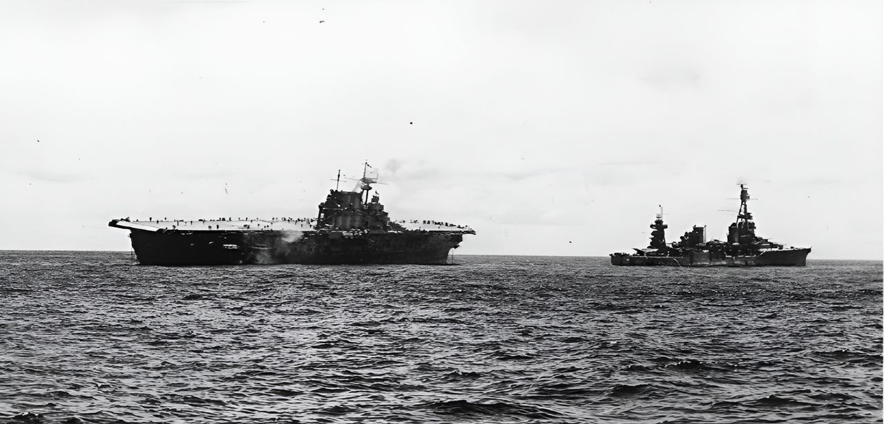 Tàu tuần dương hạng nặng Northampton đã cố gắng kéo Hornet ra khỏi khu vực chiến sự. Tàu sân bay bị tê liệt không có sự che chở trên không; sau một quả ngư lôi thứ ba, hoạt động kéo bị bỏ dở Chú ý những thủy thủ đoàn của Hornet đang tập trung rất đông trên sàn bay của con tàu. (NHHC)