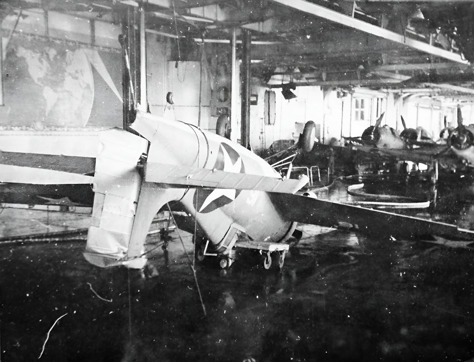 Một máy bay Wildcat bị lật khi những quả bom từ cuộc tấn công bổ nhào của Nhật xuyên qua boong chứa máy bay của Yorktown và làm rung chuyển các máy bay đang đỗ tại đây. (NHHC)