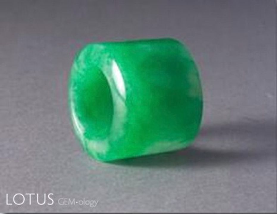Hình 5. Nhẫn đeo ngón cái Fei cui do Từ Hi tặng cho Lý Liên Linh; cao 2,5 cm, đường kính 3 cm. Ảnh: Bảo tàng Bắc Kinh.