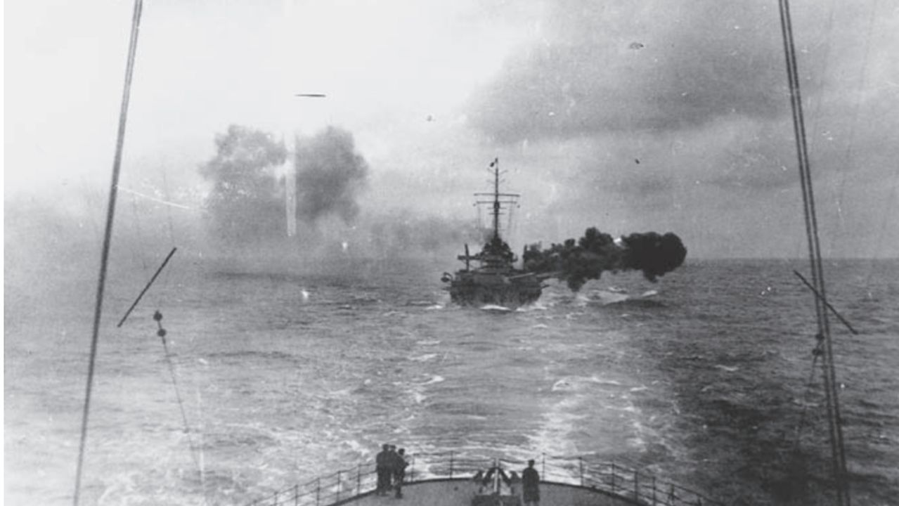 SMS Oldenburg của Đức được chụp trong trận Jutland khi đang khai hỏa dàn pháo chính. Trong suốt trận chiến, con tàu chỉ bắn 53 quả đạn pháo chính và trúng một quả đạn pháo hạng hai, khiến tám người thiệt mạng và 14 người bị thương.