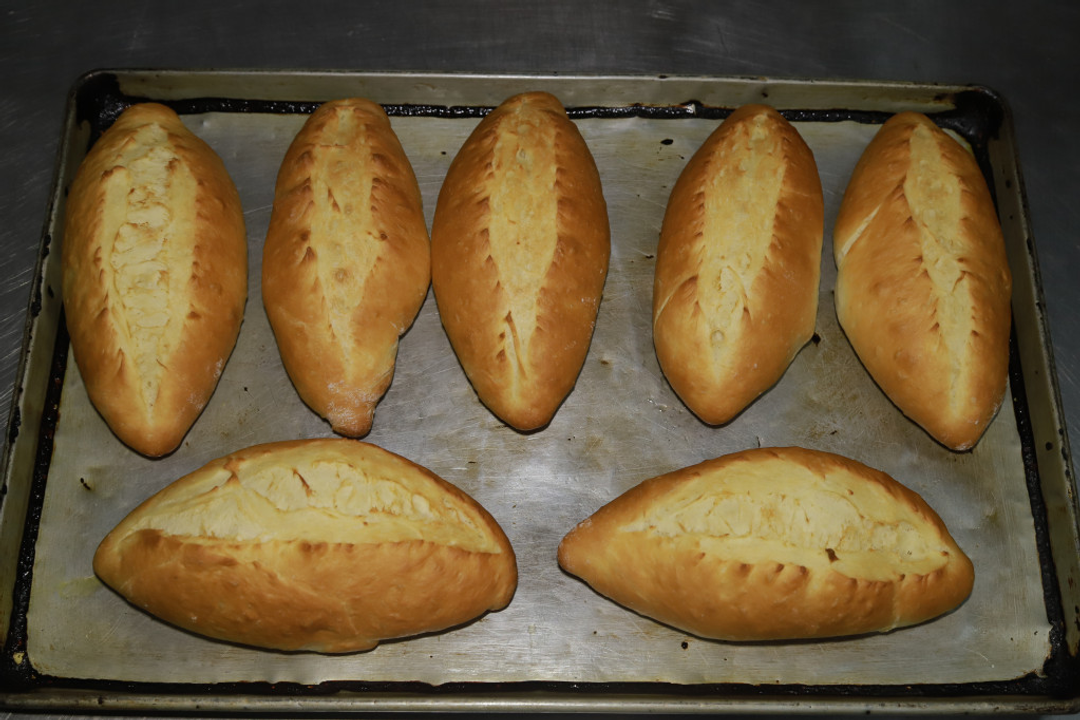 <i>Chiếc bánh mì mỏ đặc ruột. Ảnh: Báo Quảng Ninh.</i>