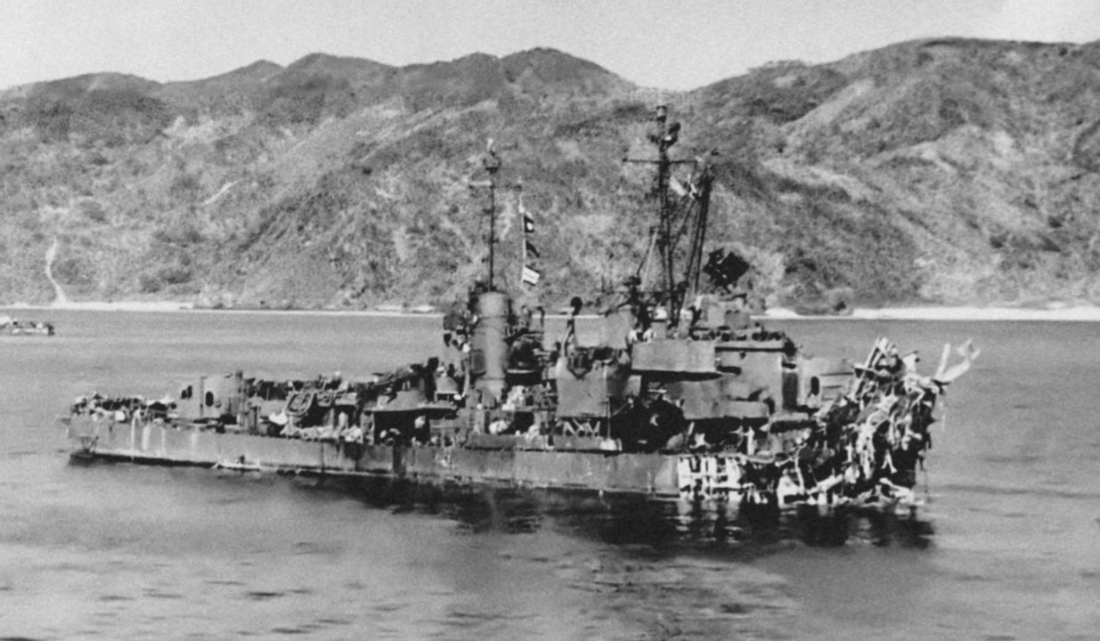 USS Lindsey (DM-32) bị phá hủy hoàn toàn phần mũi do hai cú đánh kamikaze vào ngày 12 tháng 4 năm 1945. Chiếc thứ hai đâm vào mũi và kích nổ hầm đạn của khẩu pháo 5 inch phía trước – 57 thủy thủ thiệt mạng hoặc mất tích và thêm 57 người khác bị thương. Con tàu được kéo về nơi an toàn và sau đó được sửa chữa. (NARA)