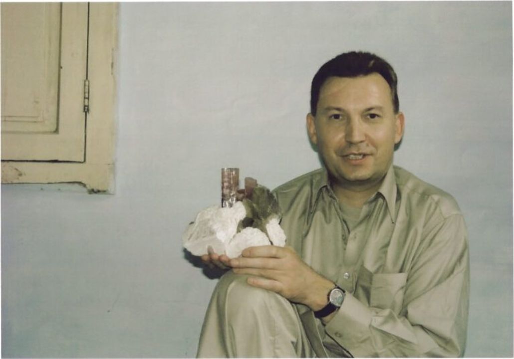 Gerhard mua đá tourmaline ở Peshawar, Pakistan. Ảnh của Bryan Swoboda.