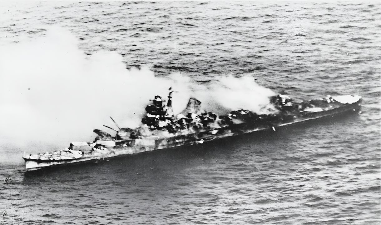 Một hình ảnh mang tính biểu tượng khác của trận đánh đến từ hai chiếc trinh sát Dauntless của Enterprise được phái đi ngày 6 tháng 6 để ghi nhận tình trạng của Mikuma. Trong khung hình này, Mikuma bốc cháy và sự tàn phá hoàn toàn ở khu vực cấu trúc thượng tầng giữa tàu hiện rõ. Các khẩu pháo của tháp pháo số 3 – pháo 8 inch – bị lệch hẳn do quả bom đầu tiên đánh trúng con tàu. (NHHC)