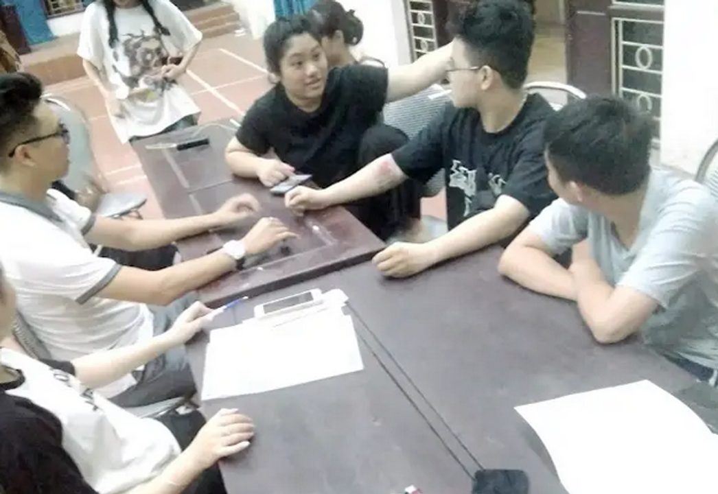 Tôi là người mặc áo đen đeo kính ở bên phải, ngồi giữa. 2 người bên là bí thư và phó bí thư.