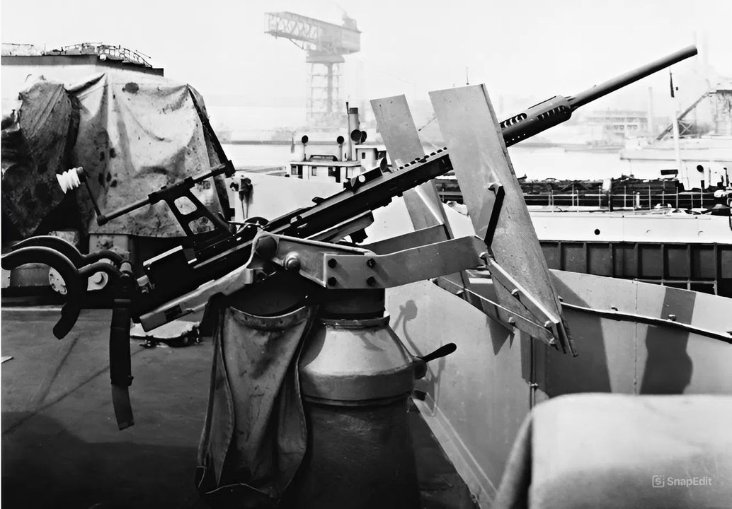 Thậm chí kém hiệu quả hơn cả pháo 40mm Bofors, pháo phòng không hạng nhẹ tiêu chuẩn của Hải quân Mỹ, 20mm Oerlikon, tỏ ra bất lực trước kamikaze, bởi vì đầu đạn của nó không thể phá hủy được các máy bay đang lao đến. (NARA)