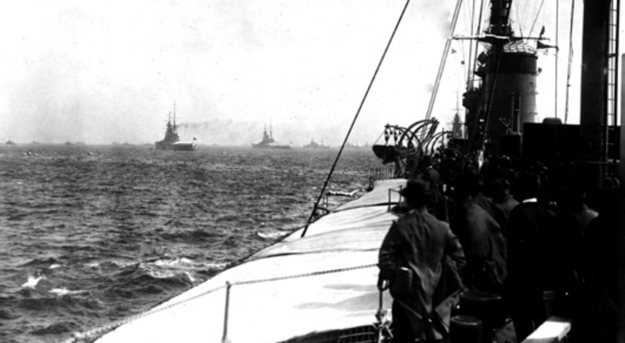 Nhật Hoàng Hirohito (trị vì từ năm 1926 đến 1989) đang duyệt Hạm đội Liên hợp neo đậu tại vịnh Tokyo vào năm 1924, từ boong một tàu tuần dương hạng nhẹ. Họ đang tiến lại gần thiết giáp tuần dương hạm Kongō. Vào thời điểm đó, một phần ba ngân sách quốc gia của Nhật Bản được dành cho Hải quân Đế quốc.