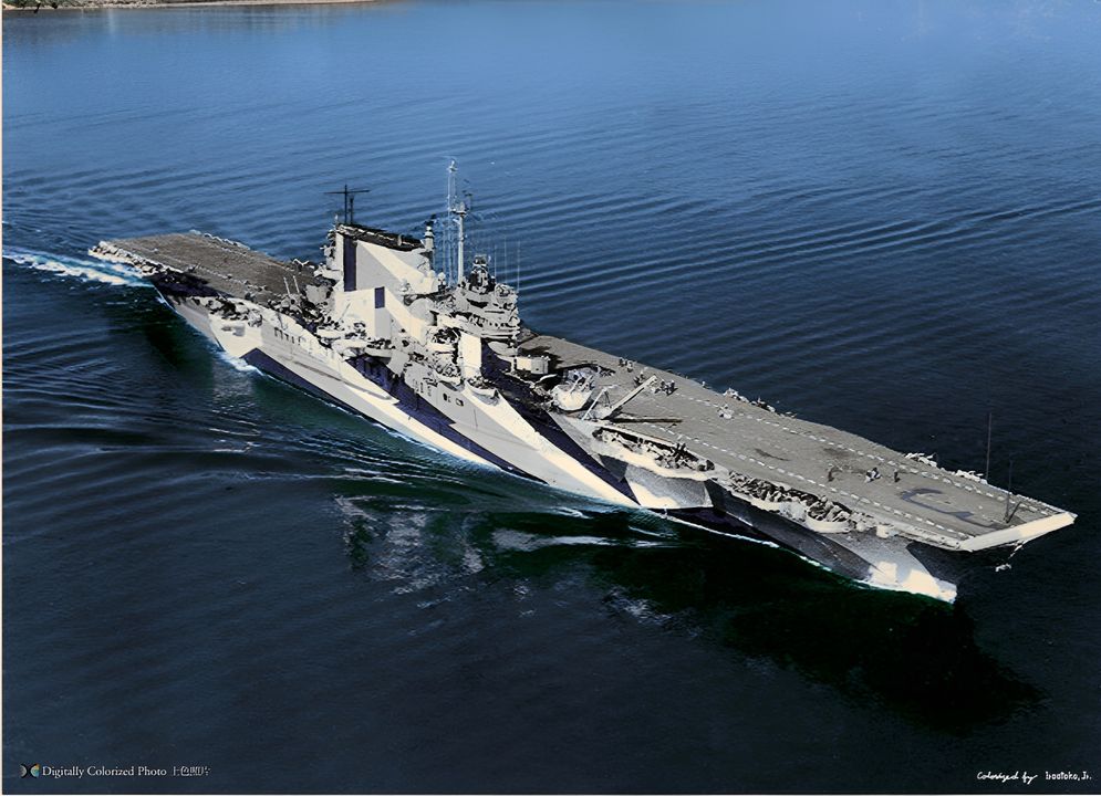 USS Saratoga (CV-3) đang di chuyển tại Puget Sound, Washington với tốc độ 12 hải lý vào ngày 7 tháng 9 năm 1944. Saratoga được sơn lớp ngụy trang Measure 32 Design 11A.  (Ảnh được tô màu bởi irootoko jr)