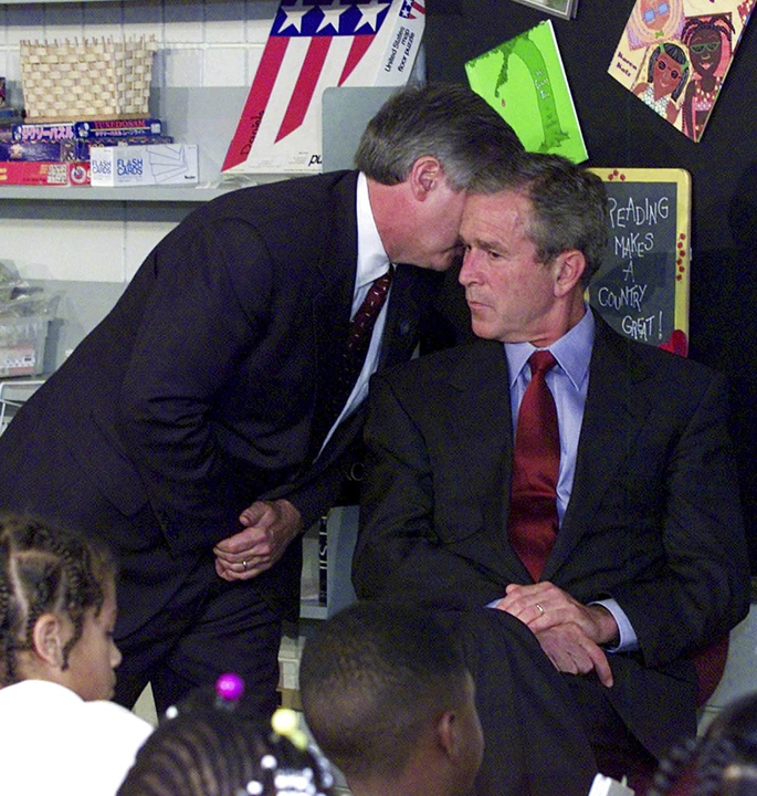 Chánh văn phòng Nhà trắng Andrew Card thông báo cho Tổng thống Bush về vụ tấn công. Ảnh của <i>Doug Mills</i>.