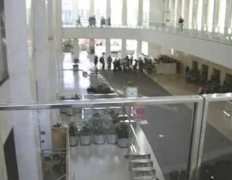 Sảnh Tháp Bắc, lúc 9h25-9h30. Ảnh của <i>John Labriola</i>.