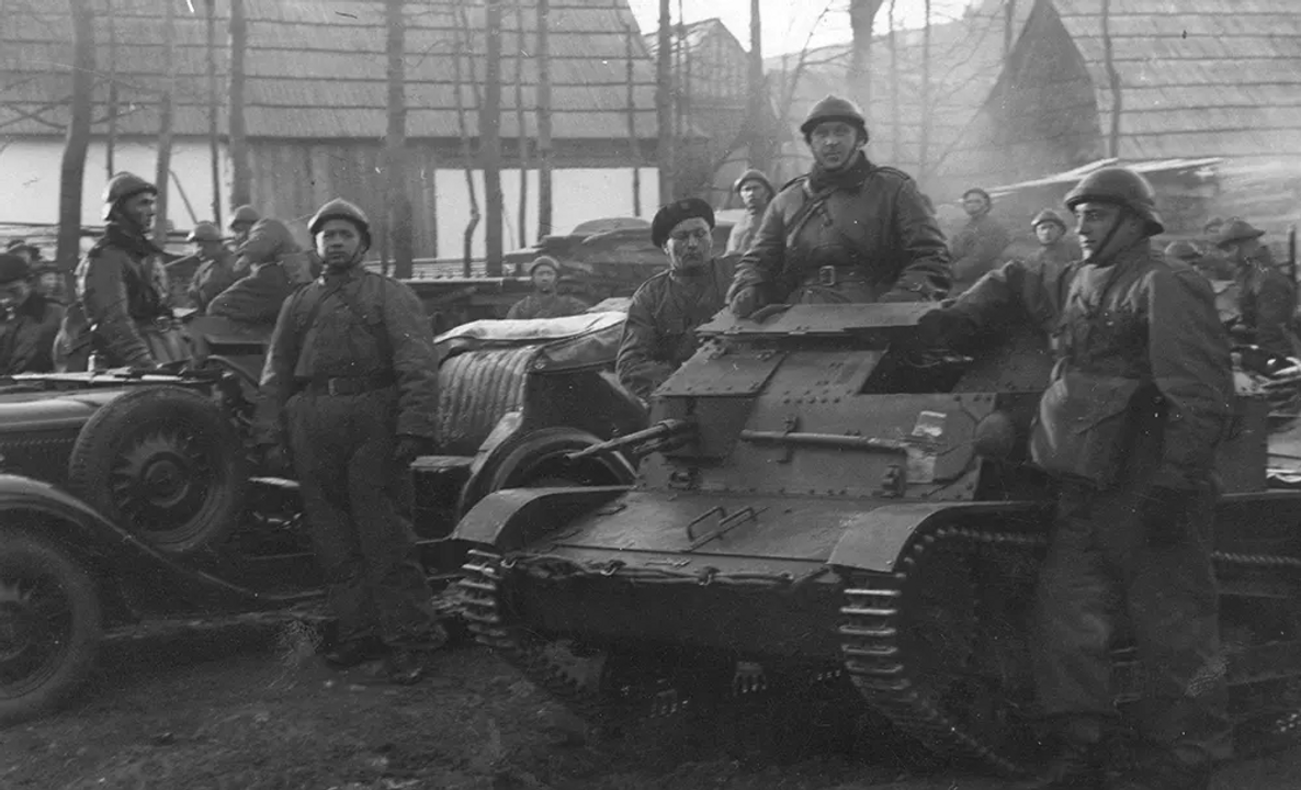 <i>Thiết giáp Ba Lan chiếm đóng ngôi làng Jorg của Tiệp Khắc.</i>