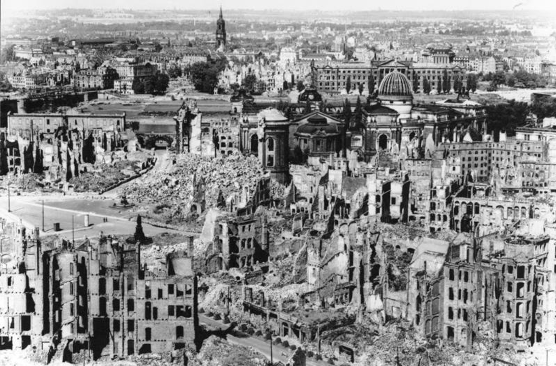 Một phần quang cảnh trung tâm thành phố Dresden sau khi bị không quân Đồng minh oanh tạc dữ dội, Tháng Hai năm 1945