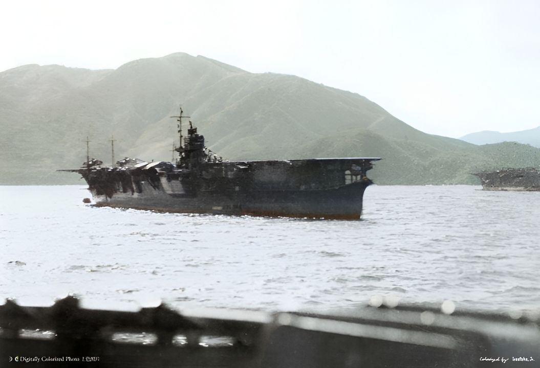 Soryu đang neo đậu tại vịnh Sukumo vào năm 1939. (Ảnh được tô màu bởi irootoko jr)