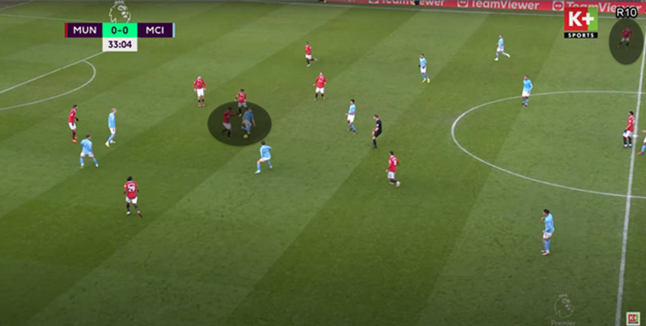 Casemiro cướp bóng và chuyền cho B18