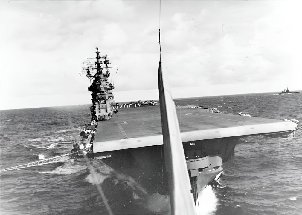 Ngày 11 tháng 6, TF 58 bắt đầu chiến dịch tiêu diệt hoàn toàn lực lượng không quân trên bộ của Nhật Bản tại quần đảo Mariana. Bức ảnh này được chụp từ một máy bay ném bom bổ nhào SBD Dauntless vừa cất cánh từ tàu sân bay Lexington vào ngày 13 tháng 6. (Naval History and Heritage Command - NHHC)