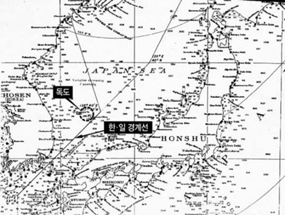Bản đồ mật của Quân chính Hoa Kỳ (United States Army Military Government in Korea, USAMGIK) năm 1946. Bản đồ này thể hiện đường ranh giới rõ ràng giữa Hàn Quốc và Nhật Bản, trong đó "Liancourt Rocks" (Dokdo) được đặt rõ ràng bên trong lãnh thổ Hàn Quốc. Tài liệu này được Tiến sĩ Bang Sun-joo phát hiện tại Cục Lưu trữ Quốc gia Hoa Kỳ.
(Chữ trong bản đồ: 한-일 경계선 Ranh giới Nhật-Hàn, 독도 Dokdo)
<i>Nguồn: Báo Hankyoreh (30/03/2006), NARA (Cục Lưu trữ Quốc gia Hoa Kỳ)</i>