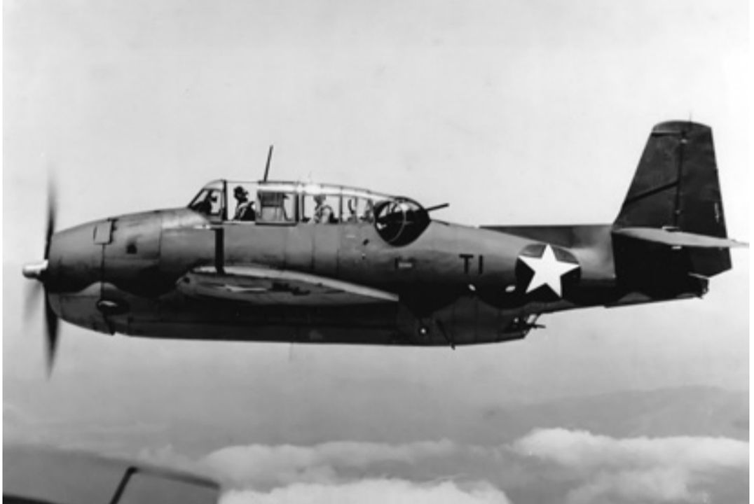 Vào ngày 1 tháng 5 năm 1942, góc nhìn bên mạn trái của một chiếc TBM-1 Avenger cho thấy toàn bộ ưu thế của cấu hình cồng kềnh của máy bay. Vị trí của từng thành viên phi hành đoàn cũng có thể được nhìn thấy (thủ pháo viên ngồi bên trong tháp pháo), và tháp pháo và súng bụng rõ ràng có thể nhìn thấy.