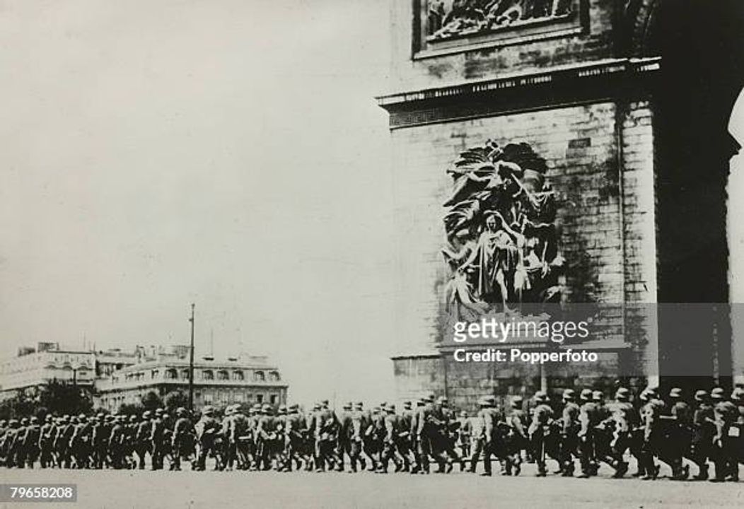 Quân đội Đức tại Quảng trường Charles-de-Gaulle, Paris, Pháp năm 1940 (Ảnh: Gettyimages)