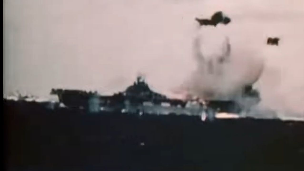 Các bức ảnh trên được cắt ra từ đoạn phim ngắn quay lại cảnh một chiếc máy bay Yokusuka P1Y Ginga "Frances" (mũi tên màu đỏ) bay ngang qua tàu tuần dương USS Alaska (CB-1) và bị con tàu bắng cháy bằng pháo phòng không, trước khi chiếc máy bay rơi xuống và phát nổ bên mạn phải của tàu sân bay Intrepid trong ngày 18 tháng 3 năm 1945.