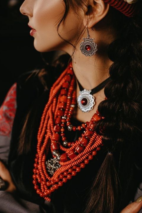 Vòng cổ được làm từ san hô đỏ-đặc trưng của người Ukraine