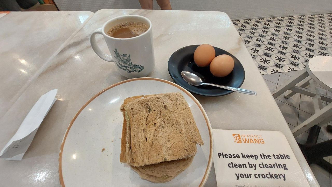 Bữa sáng ngày 3 tại một quán cafe nhỏ, họa tiết trên ly cafe ở đây nó cứ vintage kiểu gì ấy ^^