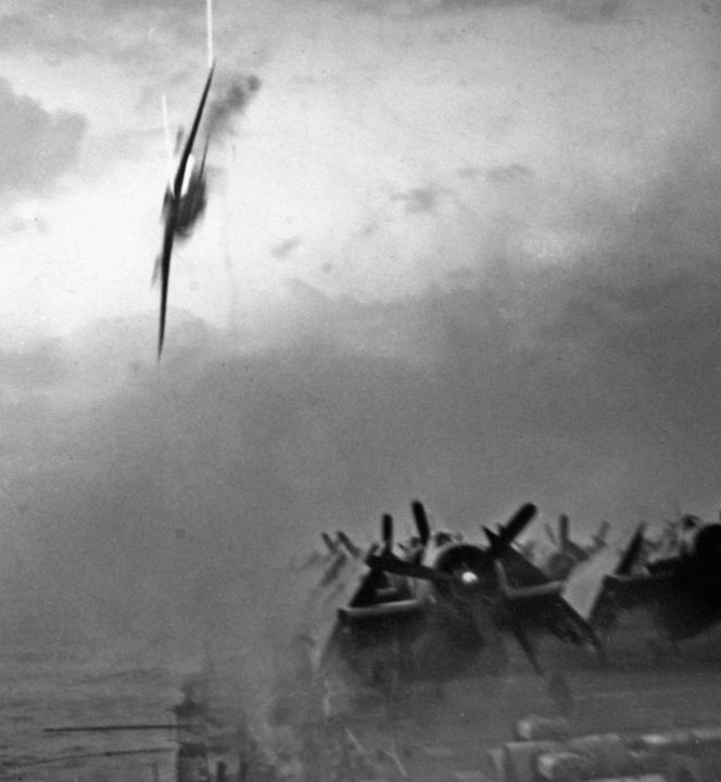 Bức ảnh kịch tính này được chụp chỉ vài giây trước khi chiếc máy bay, có lẽ là một chiếc D4Y3 Suisei, suýt chút nữa lao trượt tàu sân bay hộ tống USS Sangamon (CVE-26) vào ngày 4 tháng 5 năm 1945 trong chiến dịch Kikusui số 5. (NARA)