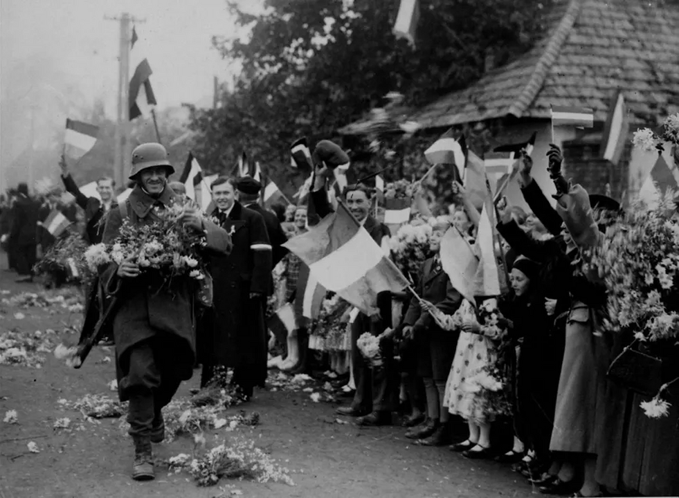 <i>Người dân địa phương tặng hoa cho binh lính Hungary.</i>