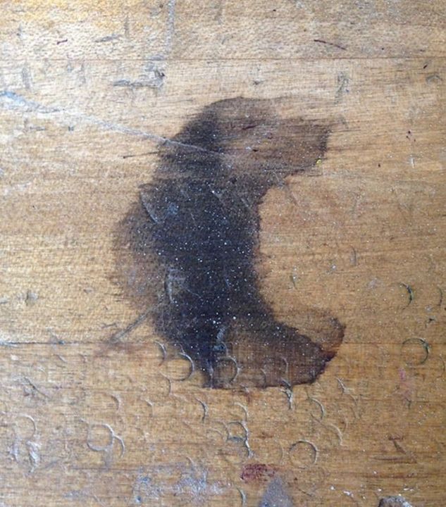 "Đến bây giờ khi là một người thích các mùi hương, tôi vẫn chưa tìm được thứ mùi tương tự như vệt mực loang năm nào. Cái mùi lành lạnh, hơi hăng hắc, có chút đắng lẫn trong mùi ấm ẩm của mặt gỗ thấm mồ hôi"