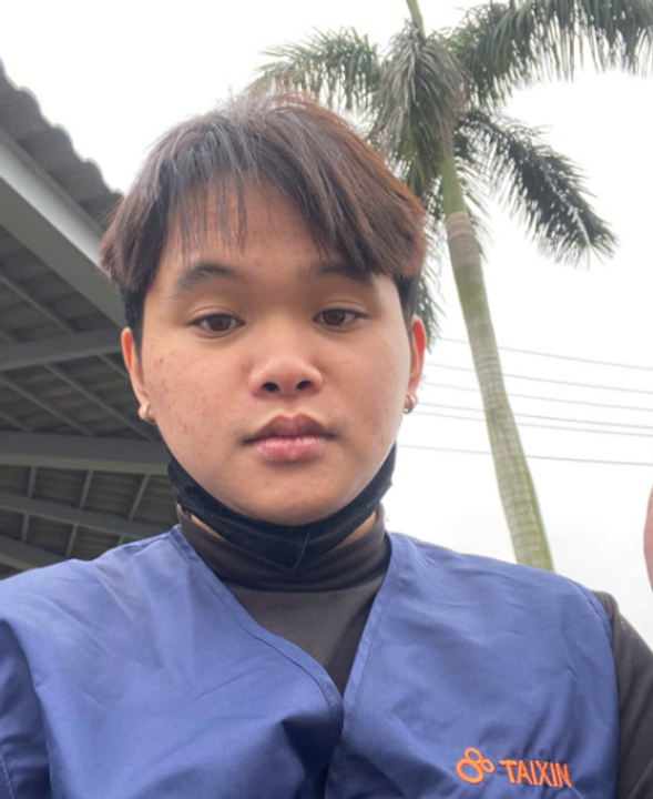 Lúc này đang ở khu vực hút thuốc của công ty.