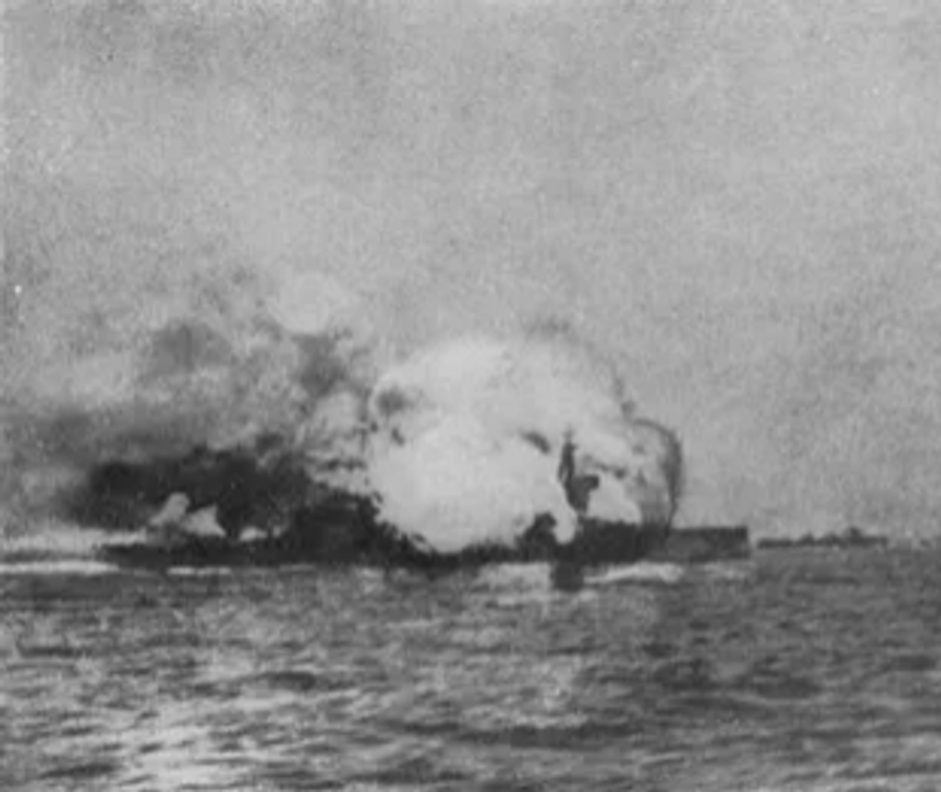 Trong một bức ảnh đã được chỉnh sửa mạnh tay nhưng thường xuyên được sử dụng, đây là khoảnh khắc Invincible bị phá huỷ sau khi trúng một quả đạn pháo 12 inch từ Derfflinger, bắn trúng tháp pháo giữa tàu của chiếc thiết giáp tuần dương Anh. Đây là lần thứ ba trong trận đánh mà một thiết giáp tuần dương hạm của Anh bị phá huỷ bởi vụ nổ thuốc phóng. (NHHC NH 354)