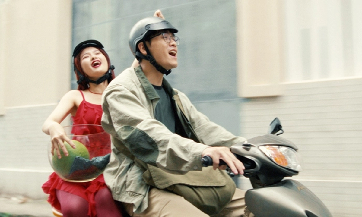 Hiếu và cô sinh viên Hoài trên đường trở về sau buổi casting đầu tiên