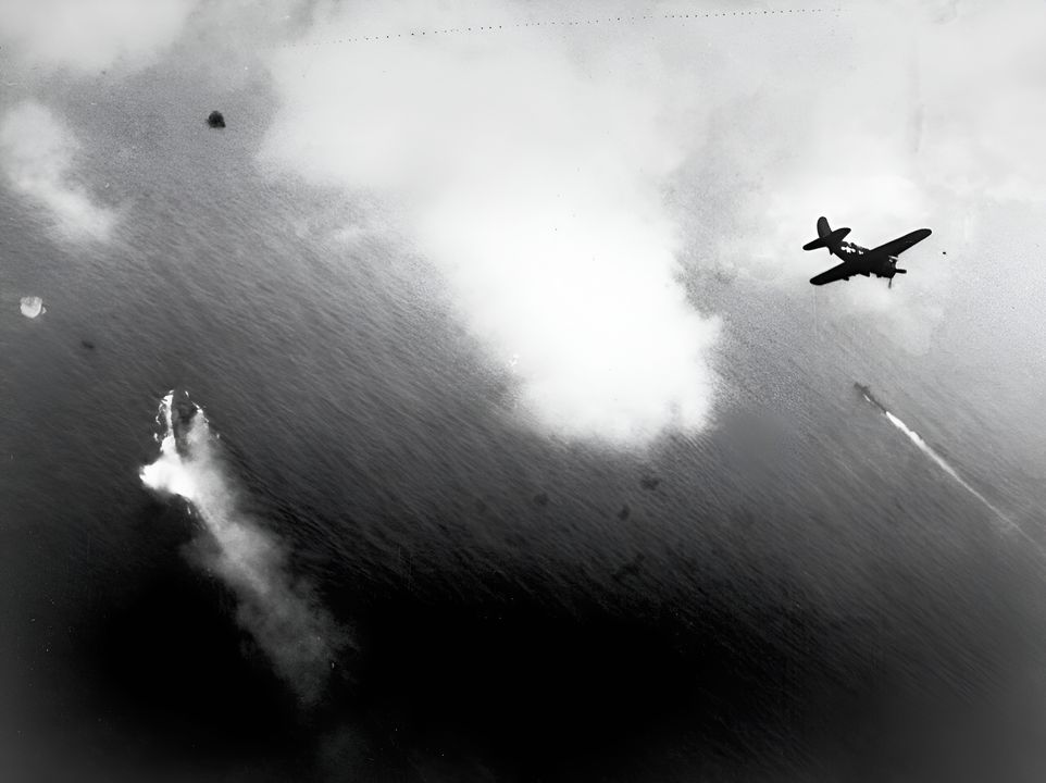 Một chiếc Curtiss SB2C Helldiver bay qua Yamato đang bốc cháy cùng một tàu khu trục hộ tống, ngày 7 tháng 4 năm 1945. Lớp mây thấp dày đặc đã ngăn cản các máy bay ném bom bổ nhào thực hiện kiểu tấn công bổ nhào ưa thích từ độ cao khoảng 15.000 ft. Thay vào đó, phi công Mỹ buộc phải tiến hành các đợt ném bom lướt nông từ độ cao dưới 3.000 ft, điều này giải thích cho số lượng trúng bom tương đối thấp mà Yamato phải chịu.