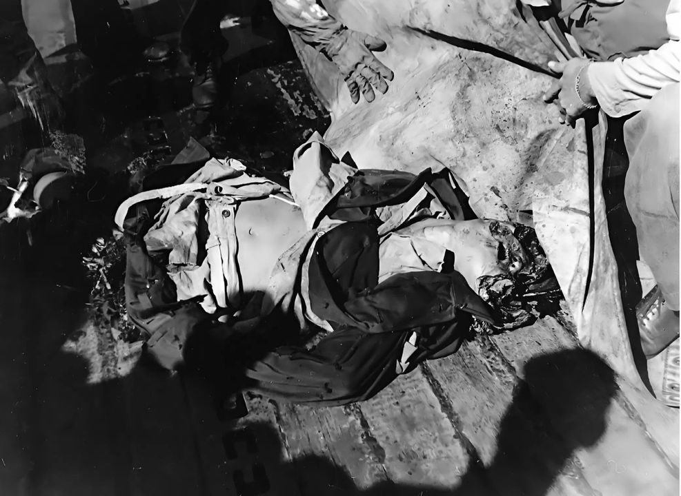 Thi thể của phi công cảm tử đã lao vào Intrepid ngày 25 tháng 11 năm 1944. Trong trường hợp này, sự hy sinh của một phi công cảm tử và chiếc máy bay của anh ta đã khiến Hải quân Mỹ mất 64 người chết và 35 người bị thương, buộc con tàu phải rút khỏi chiến đấu cho đến tháng 3 năm 1945. (NARA)