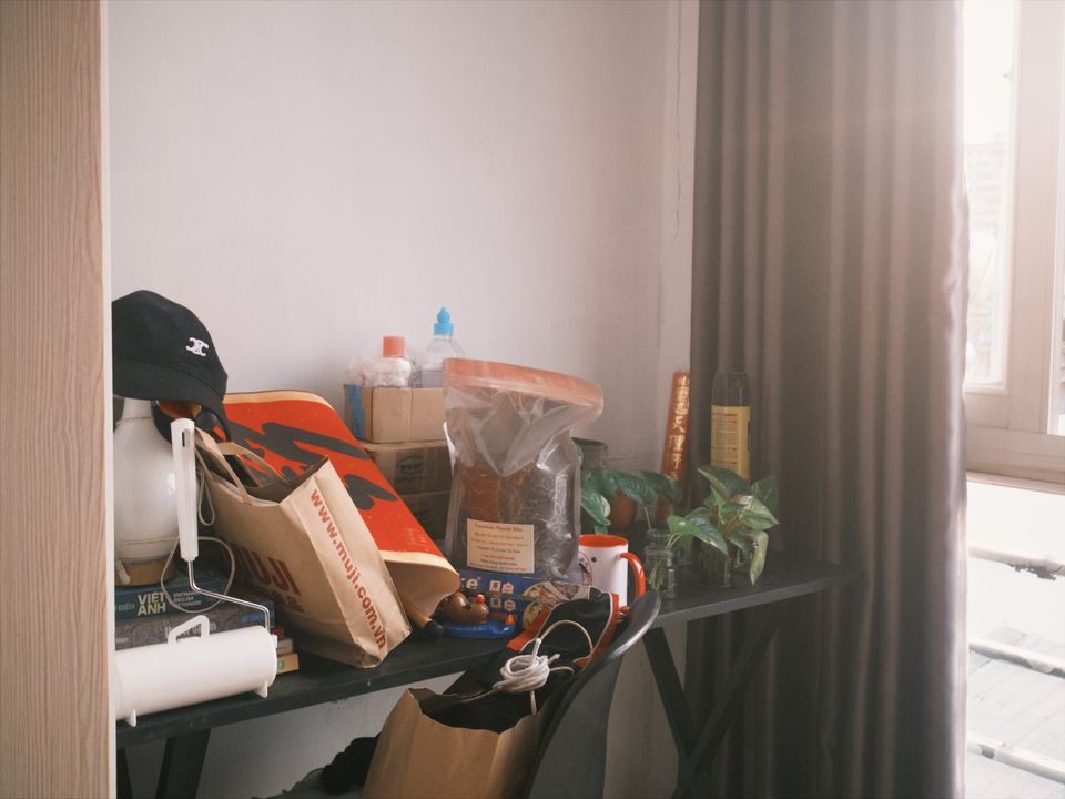 Chiếc bàn để sách cũng biến thành "nhà kho"