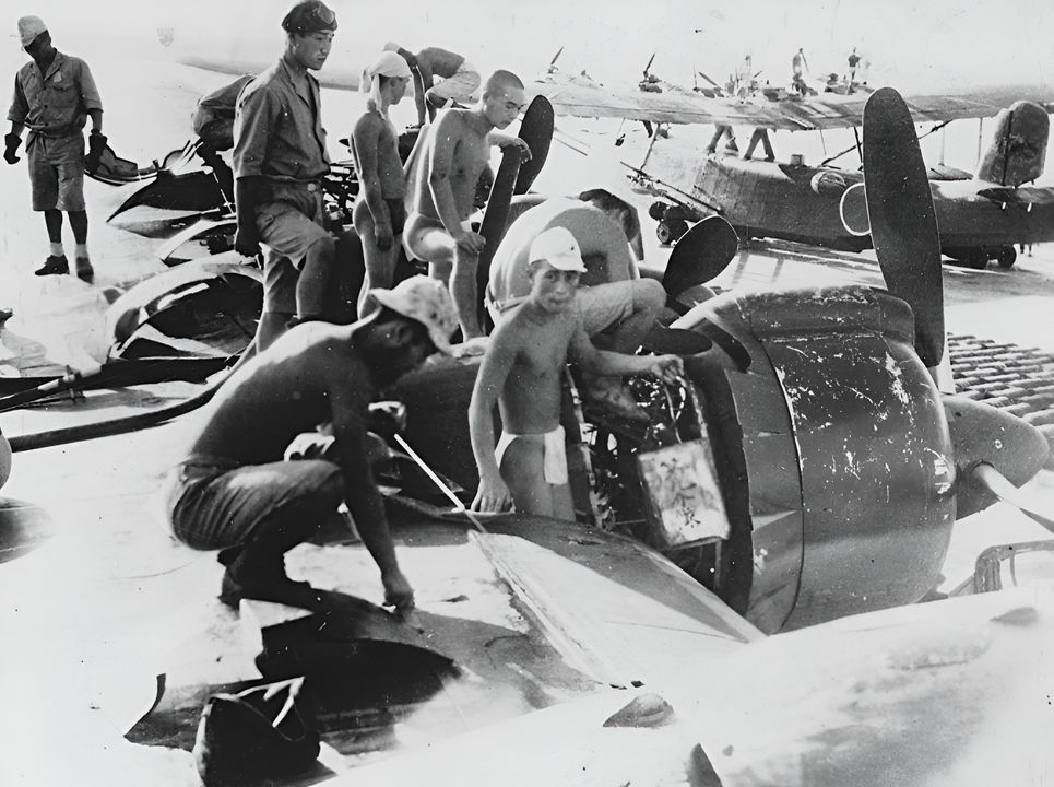 Một bức ảnh báo chí cho thấy các chiếc H6K đang được bảo dưỡng tại một căn cứ nào đó ở Nam Thái Bình Dương. Một số thợ máy đã cởi bỏ phần lớn quần áo để chịu đựng cái nóng gay gắt. (Bộ sưu tập của tác giả)