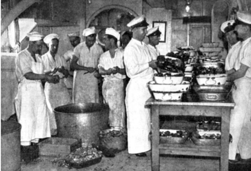 Nhà bếp trên thiết giáp hạm lớp Nelson. Việc phục vụ ăn uống cho hơn 1.360 người là một nhiệm vụ không hề dễ dàng, và đội ngũ nhân viên bếp được đào tạo chuyên nghiệp chịu trách nhiệm chuẩn bị các bữa ăn, sau đó chúng được phân phối đến các khoang ăn (messdeck) khác nhau trên tàu. Sĩ quan, thuyền trưởng và đô đốc được sắp xếp ăn uống riêng biệt với thuỷ thủ thường.