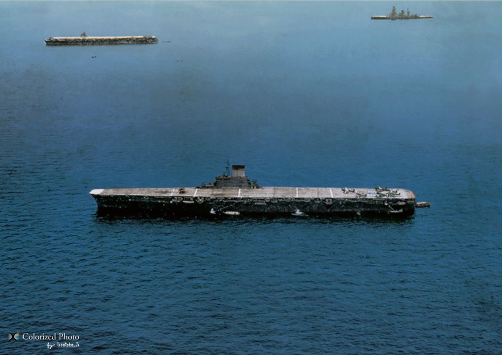 Taiho đang neo đậu tại Tawi tawi năm 1944. Ở đằng xa con tàu là tàu sân bay thuộc lớp Shokaku và thiết giáp hạm Nagato.  (Ảnh được tô màu bởi irootoko jr)